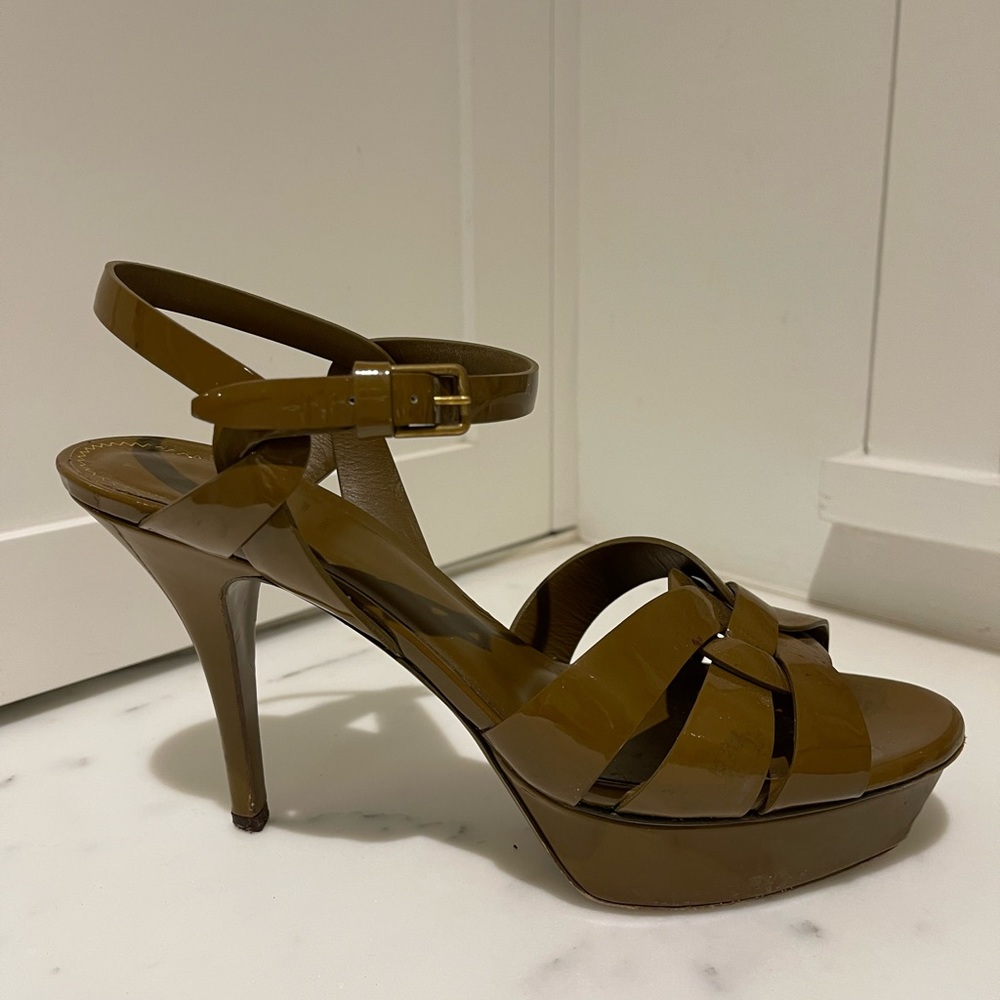 These are timeless and very comfortable Saint Laurent heels. Perfect condition.